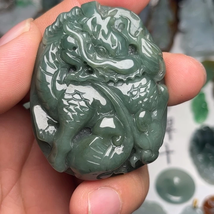 翡翠未镶嵌颈饰麒麟