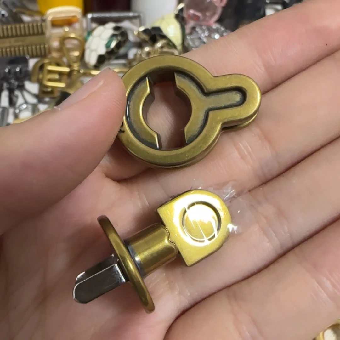 化石扭锁12元2个.