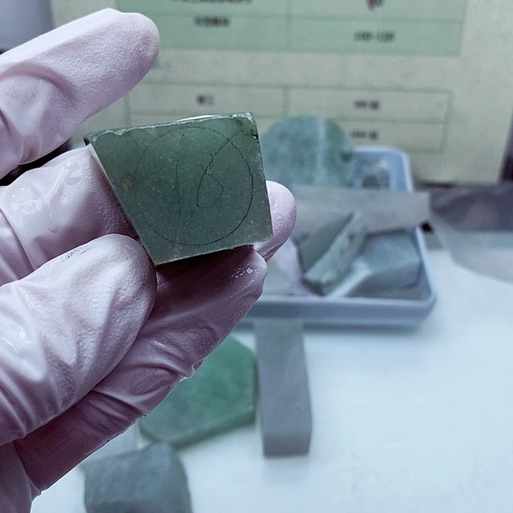 翡翠颈饰未镶嵌缅甸翡翠A货边角