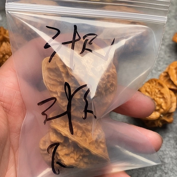 恩***家文玩核桃吊坠三棱