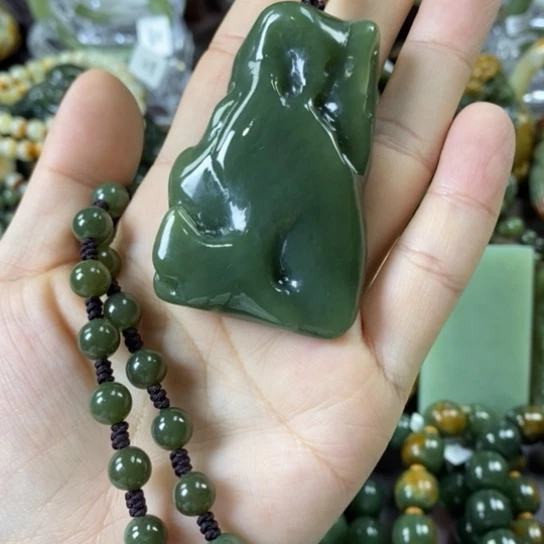 透闪石质玉挂件未镶嵌喝**鱼