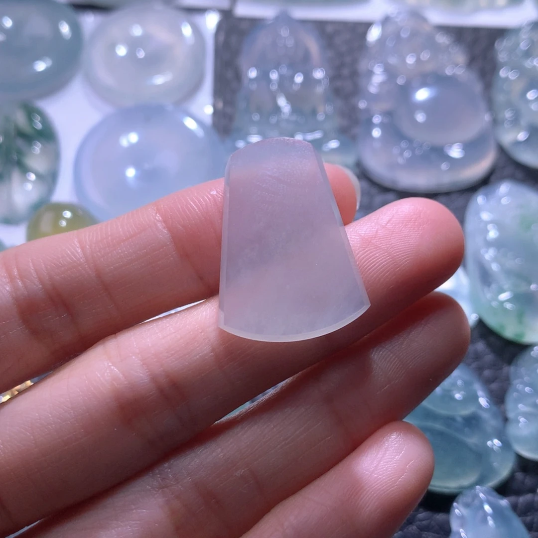 翡翠未镶嵌颈饰无事牌