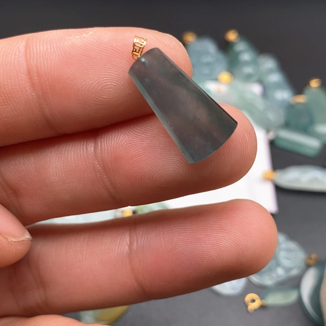 颈饰18K金镶嵌翡翠