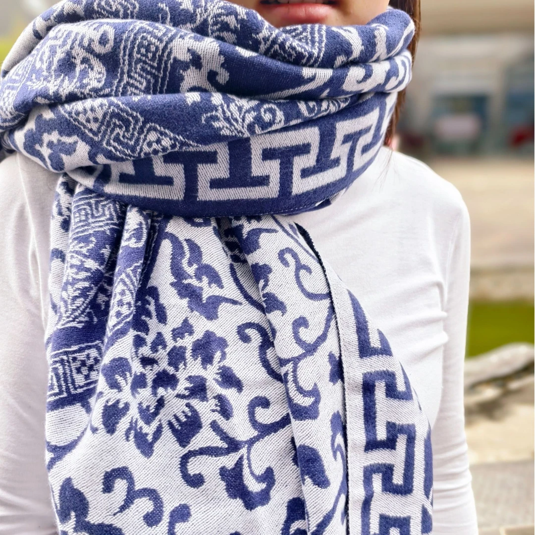 （青花雅韵）蓼蓝之恋国风l青花图腾流苏围巾  复古与时尚质感披肩