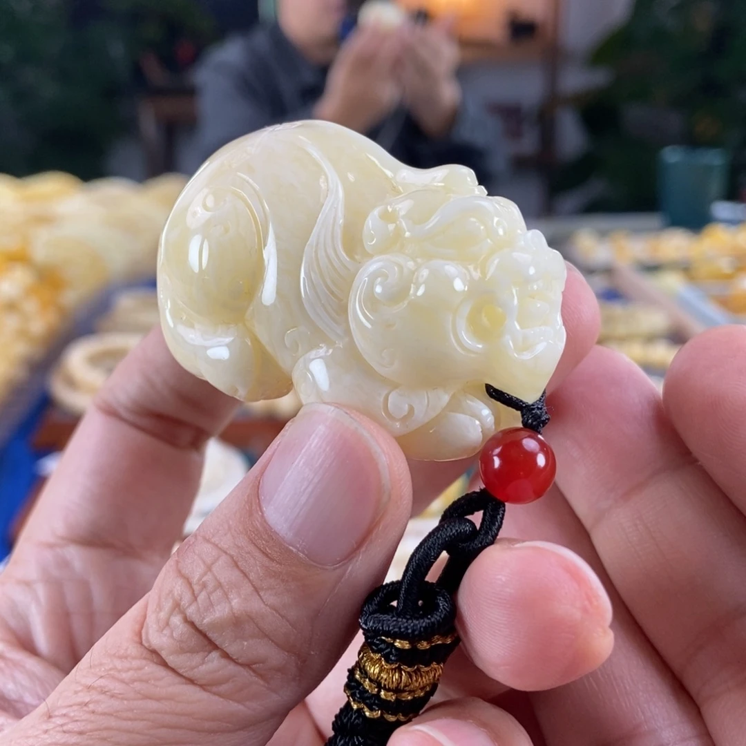 琥珀未镶嵌珠宝奇石白蜡貔貅吊坠36.83