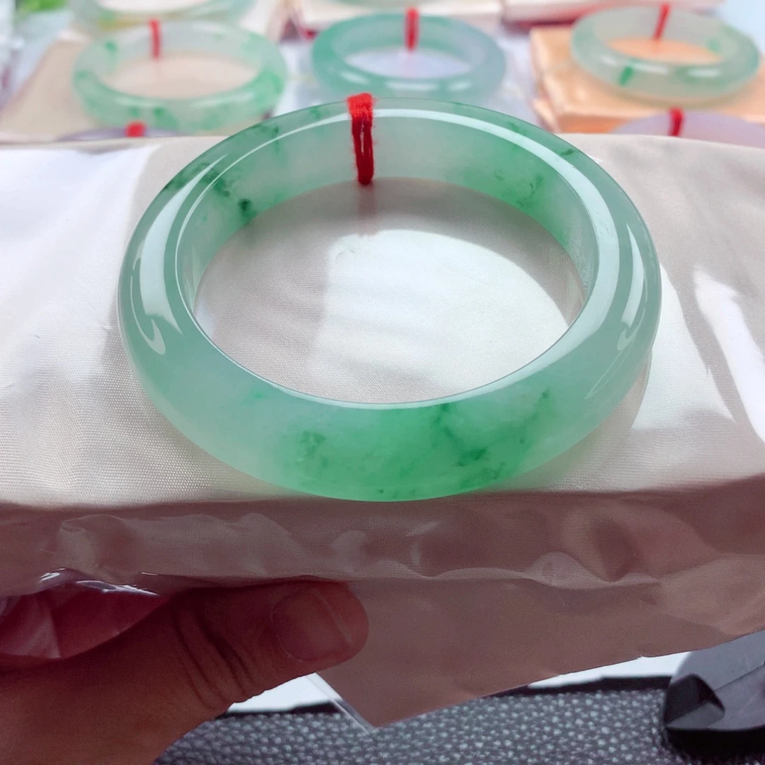 洛***洛翡翠未镶嵌手镯冰种起胶种色兼备绝美A