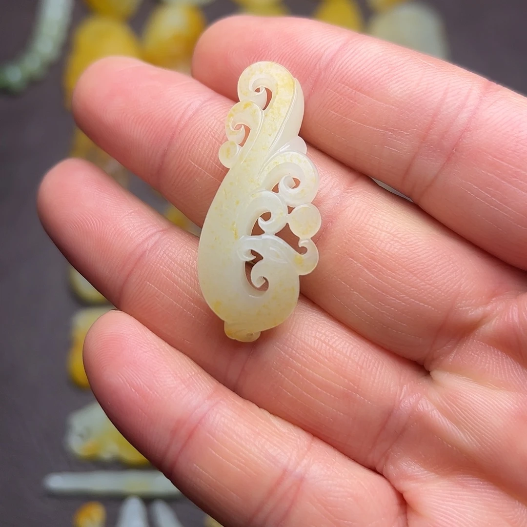 老***夫和田玉未镶嵌颈饰