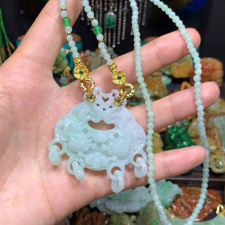 翡翠未镶嵌颈饰双鱼