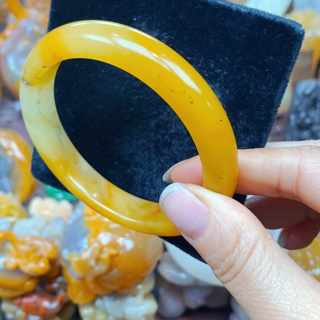 未镶嵌石英质玉（黄龙玉）颈饰