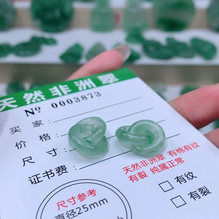 颈饰未镶嵌石英质玉