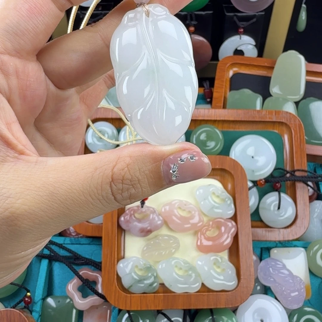 石英质玉未镶嵌颈饰