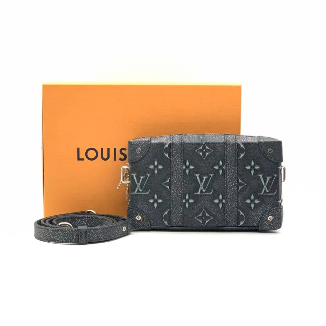 99新 LouisVuitton/路易威登 黑色新款小号soft trunk软盒子包