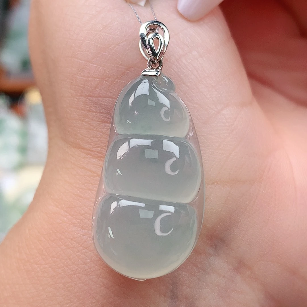 颈饰18K金镶嵌翡翠豆子