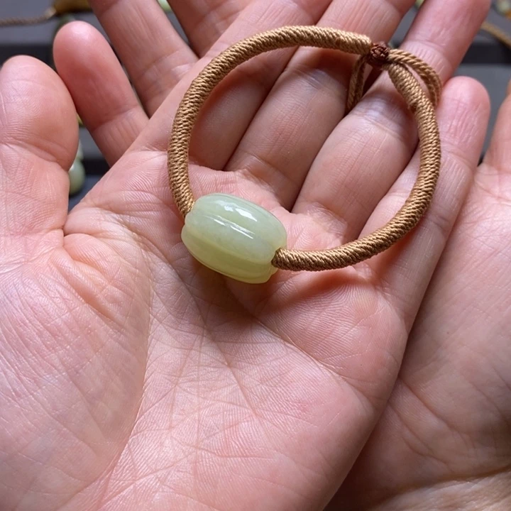 小***草颈饰未镶嵌和田玉