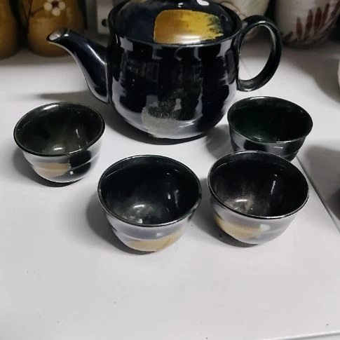 瓷片瓷片，各种摆件，均有瑕疵。沙锅！