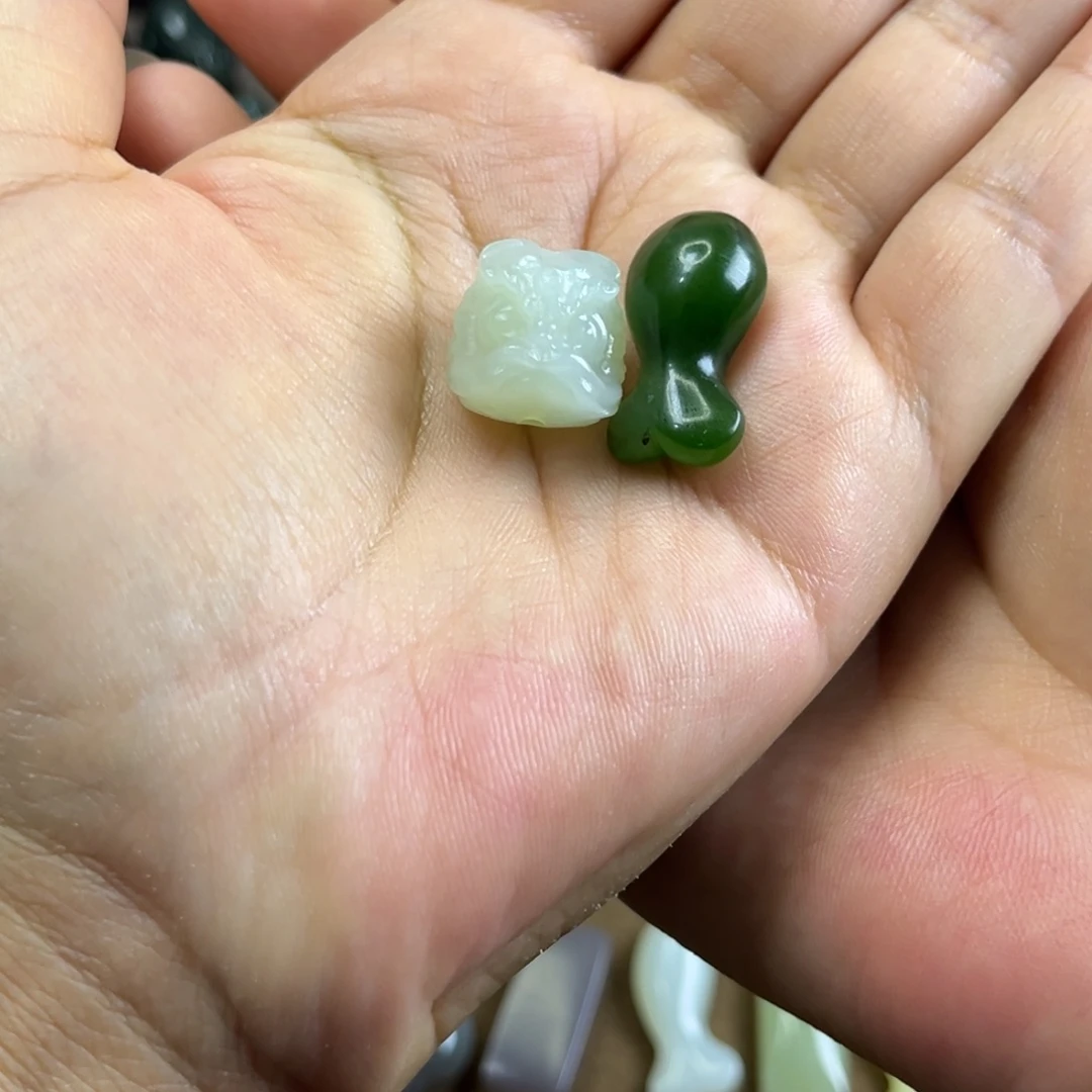 小***糊颈饰未镶嵌和田玉