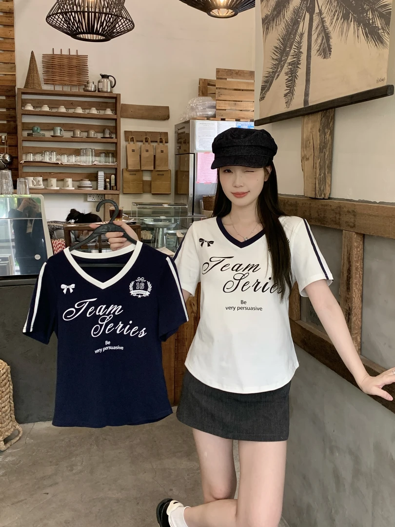 2025夏季新款胖mm大码美式辣妹V领T恤字母印花撞色收腰上衣64001