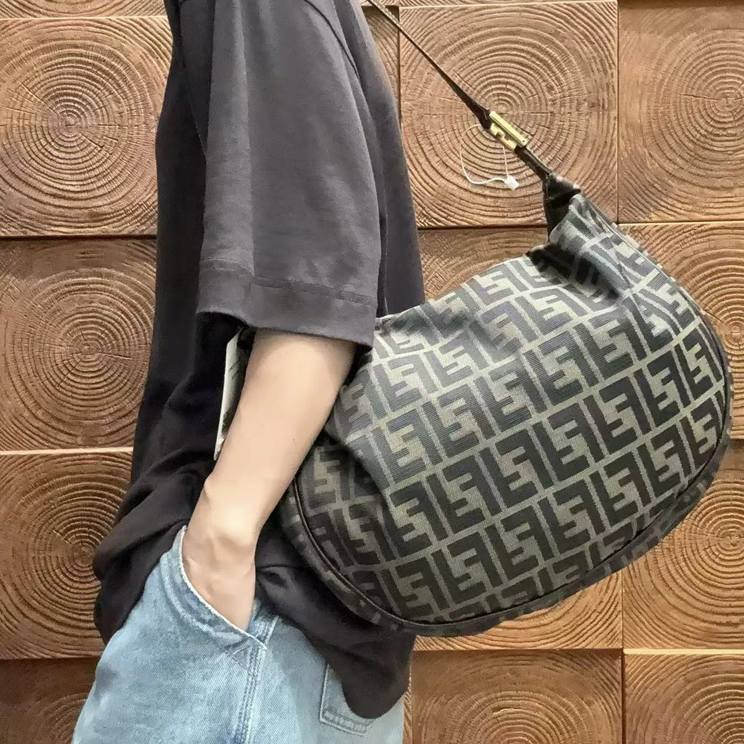 95新 FENDI/芬迪 【蕾】2CF505 老花斜挎马鞍包