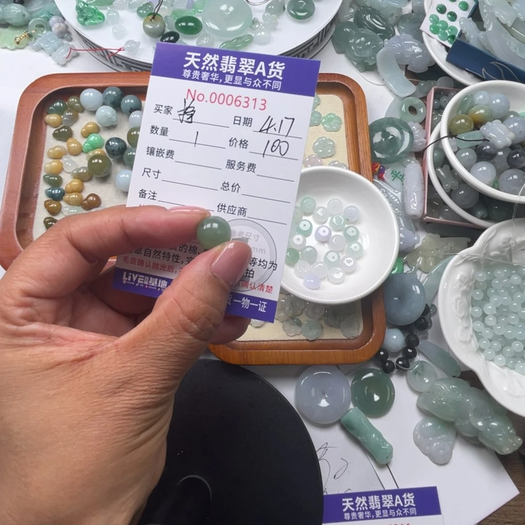 翡翠未镶嵌颈饰挣***莲