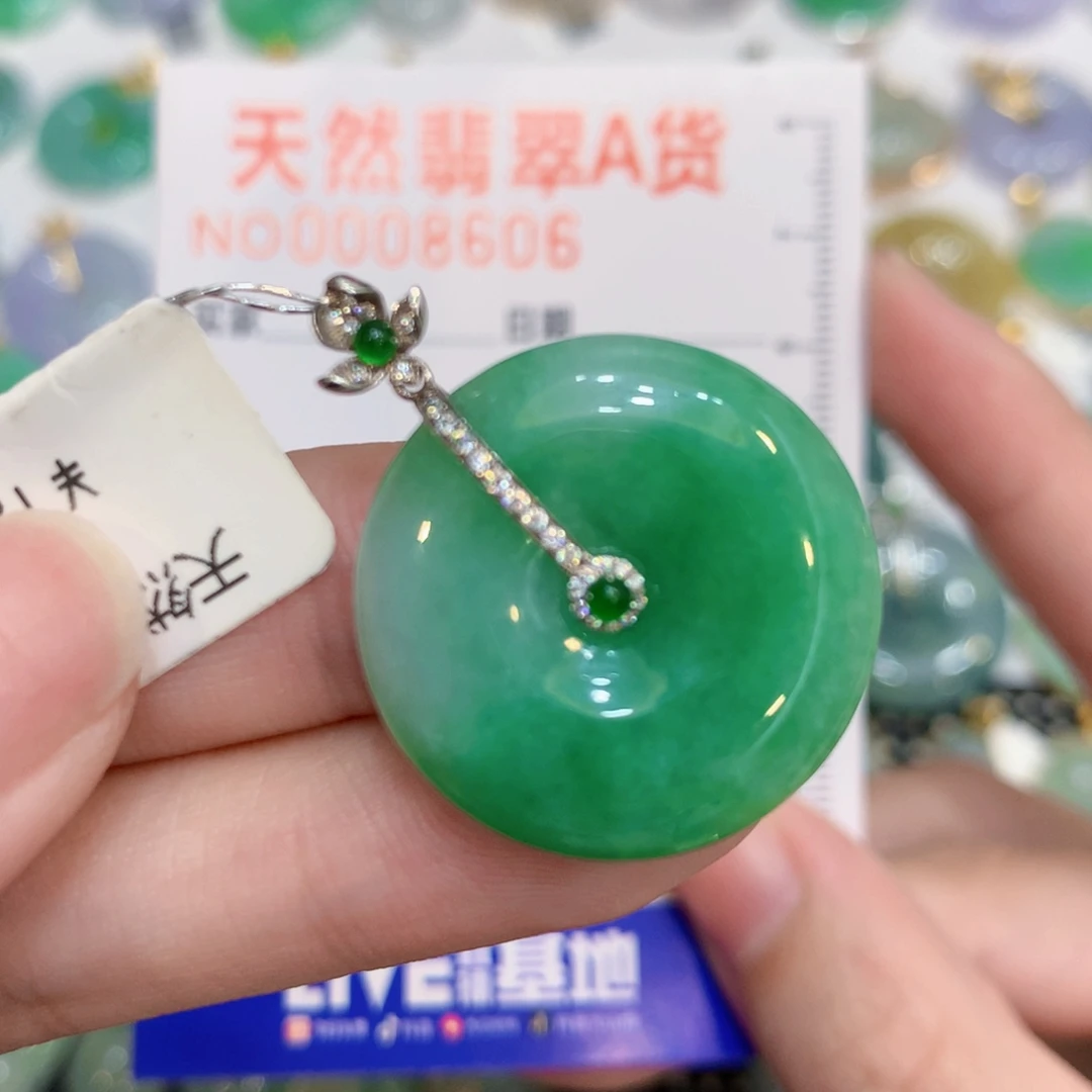 翡翠18K金镶嵌颈饰扣