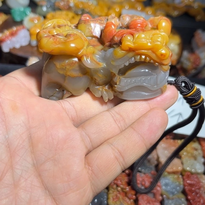 石英质玉（黄龙玉）未镶嵌颈饰