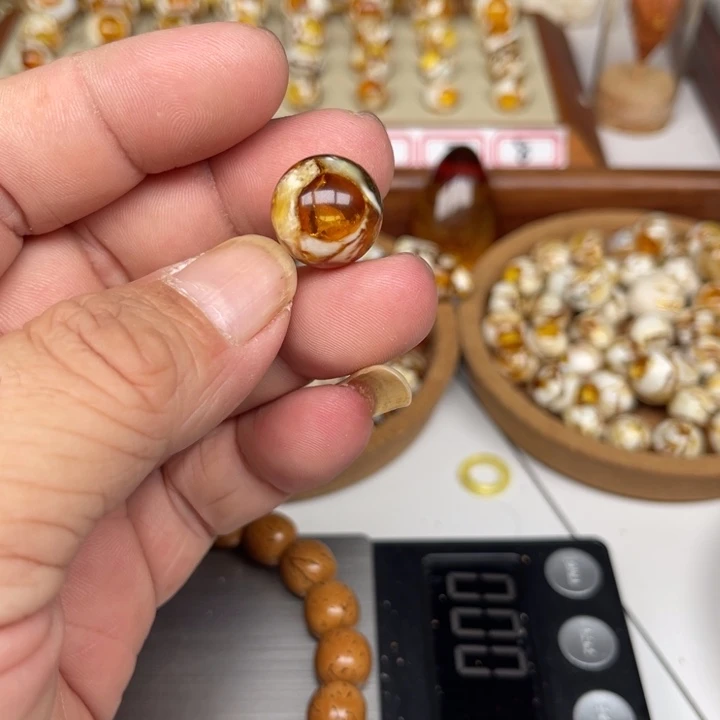 琥珀裸石未镶嵌82号