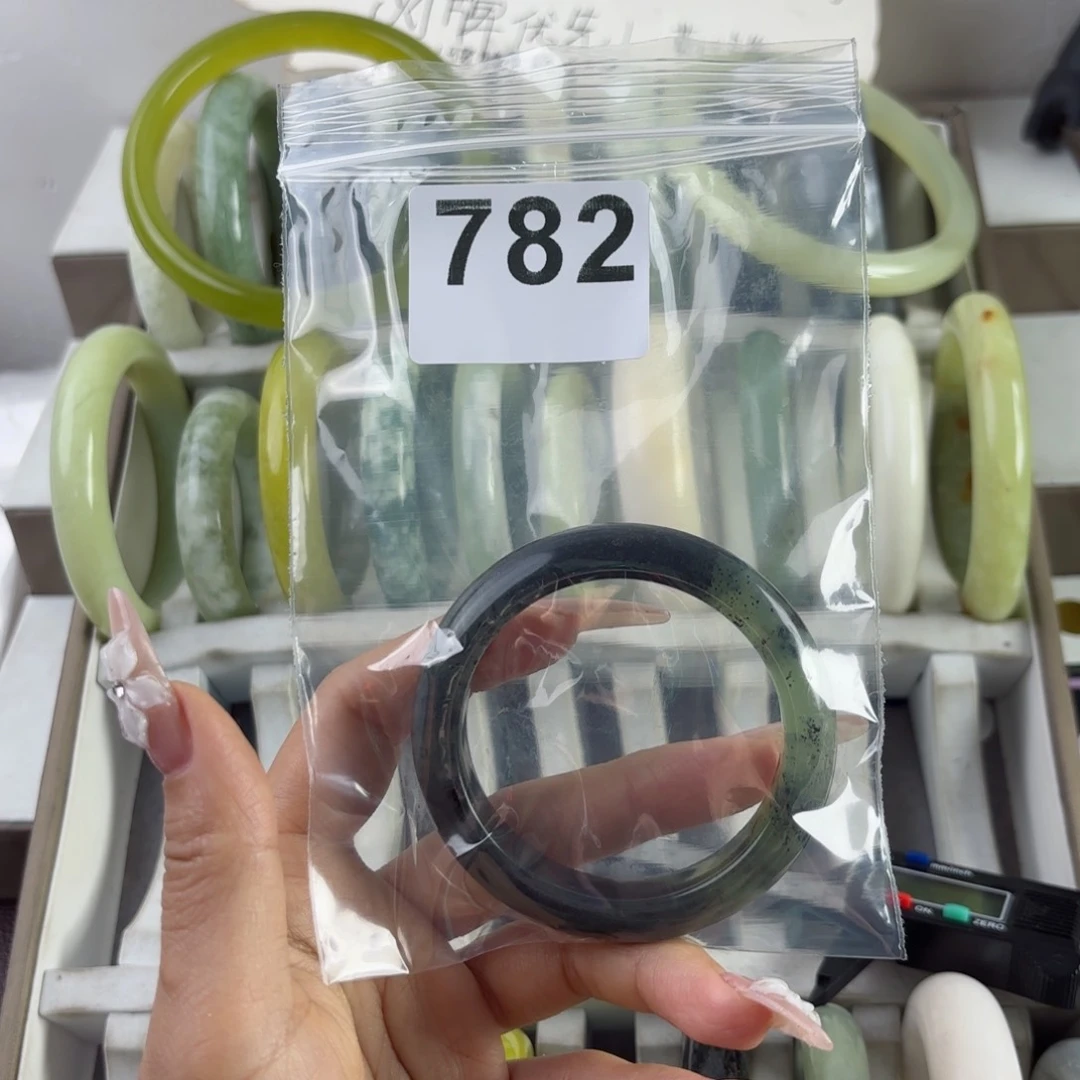 蛇纹石玉未镶嵌手镯红****头