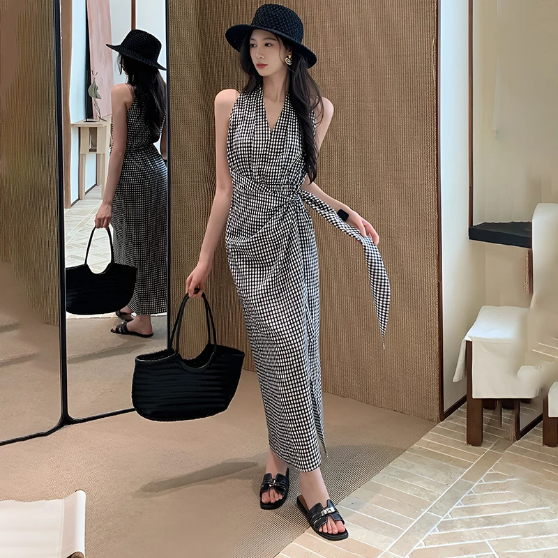 性感辣妹V领格子无袖连衣裙2025夏季新款设计感绑带收腰显瘦长裙