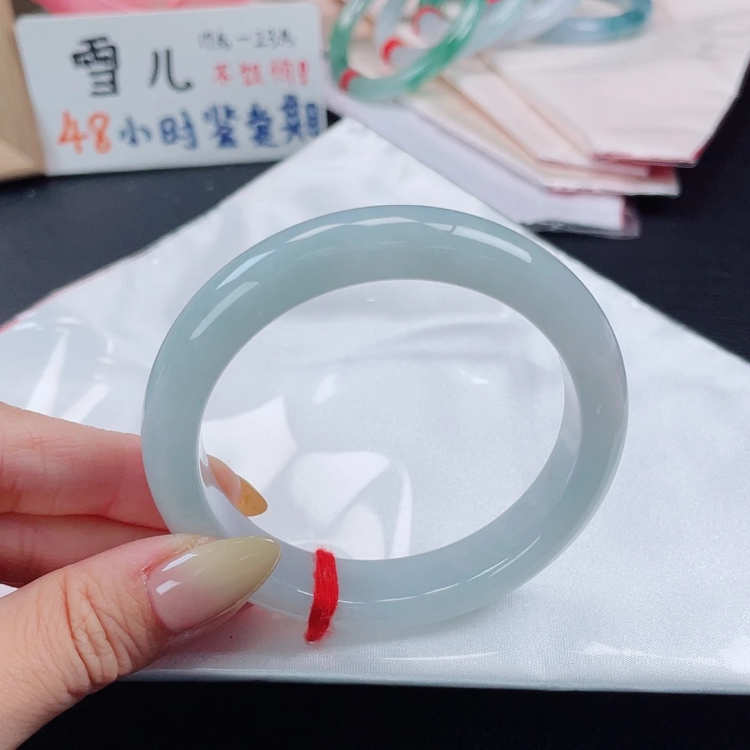 翡翠手镯未镶嵌天空蓝