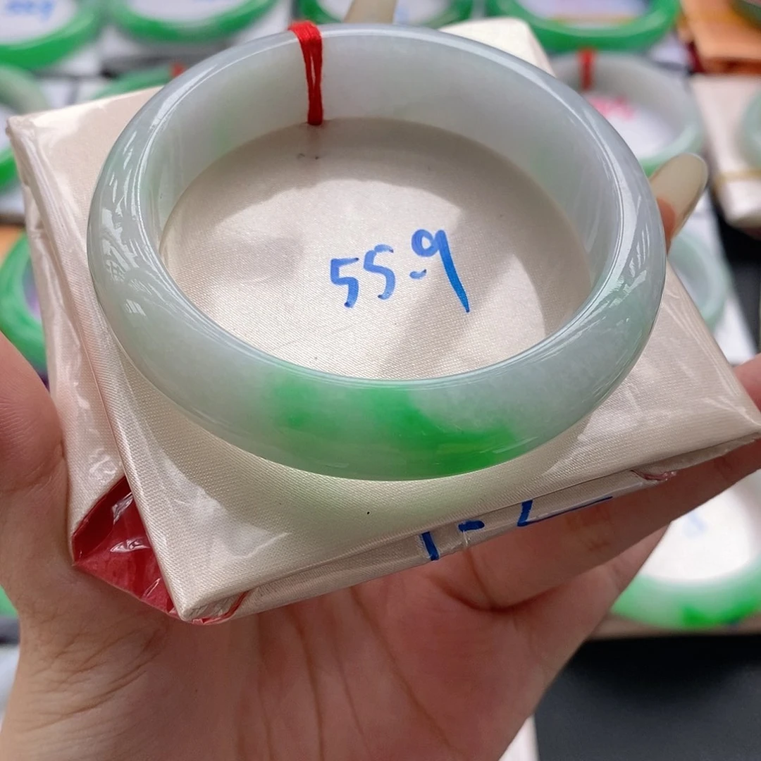 翡翠手镯未镶嵌手镯