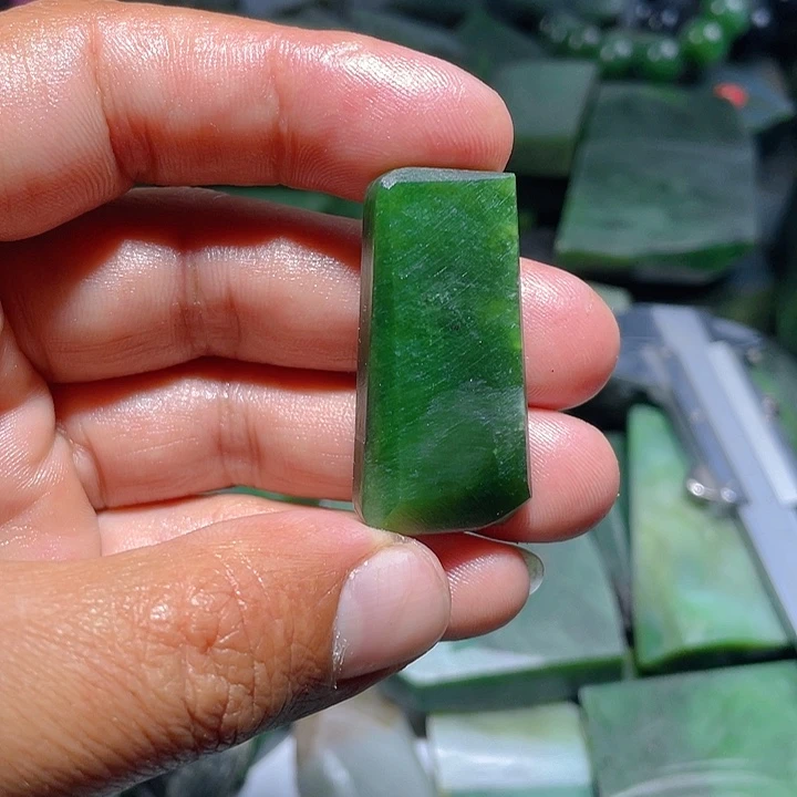 和田玉（碧玉）未镶嵌珠宝奇石