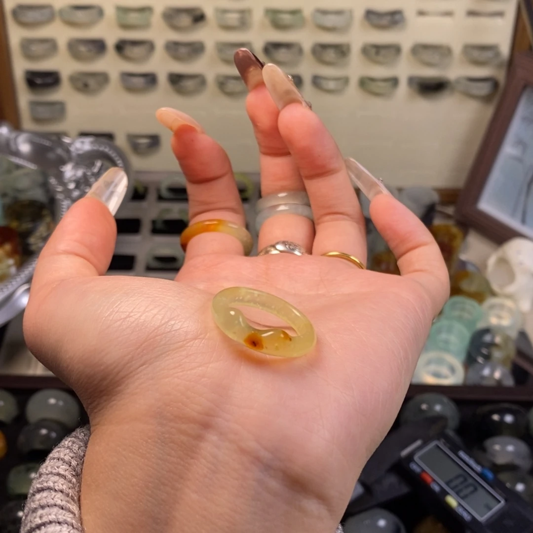 与***霖蛇纹石玉未镶嵌戒指