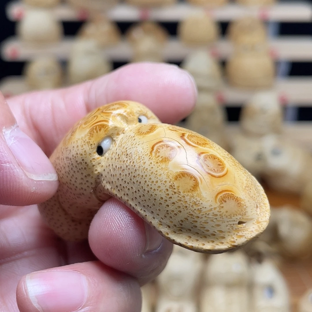 竹竹根雕鸭嘴兽手把件