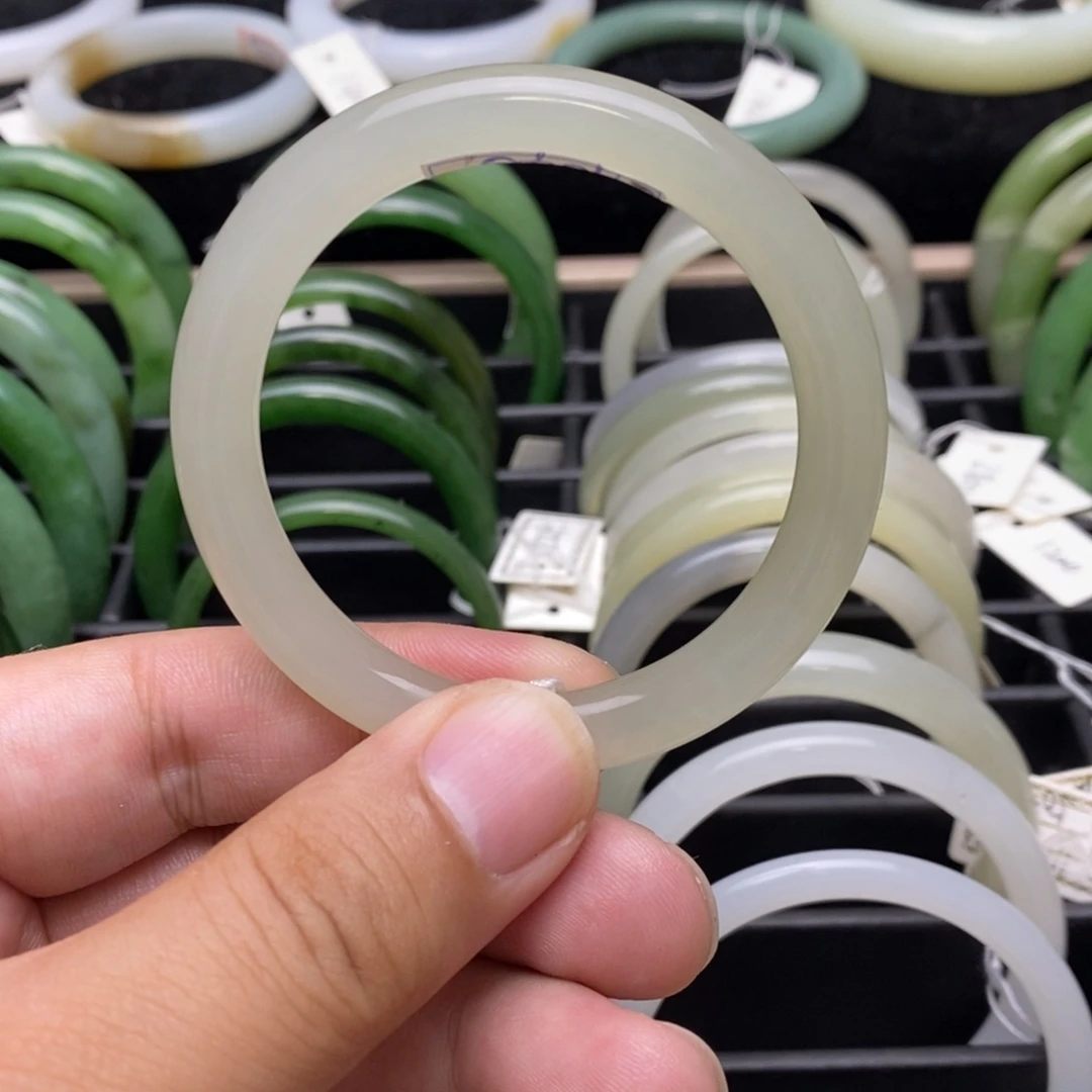 和田玉未镶嵌手镯