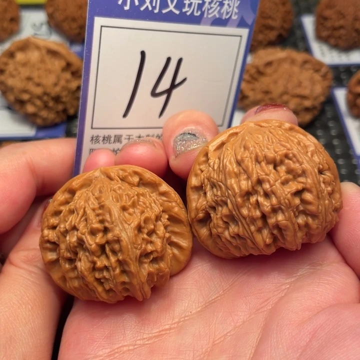 桃核把件40白狮子14。。。