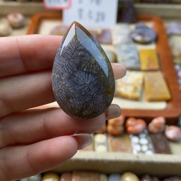 颈饰合金石英岩玉