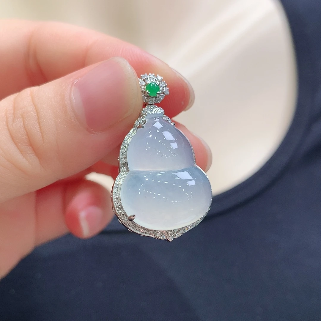 翡翠18K金镶嵌颈饰葫芦