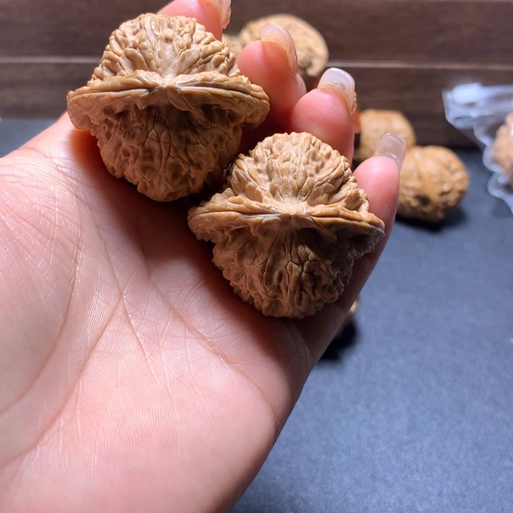 把件文玩核桃肉*芸白狮子