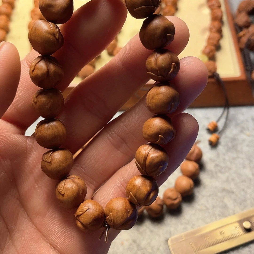 龙纹桃核雕刻寿桃