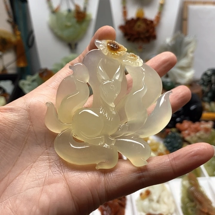 未镶嵌蛇纹石玉颈饰为*谁