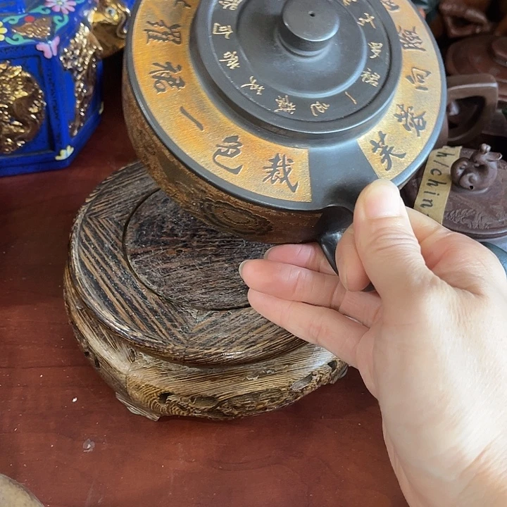 茶壶紫泥原矿泥料手工制作的一把紫砂壶。