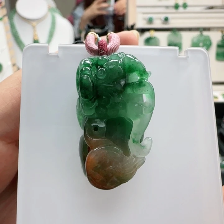 颈饰未镶嵌石英质玉（非洲翠）
