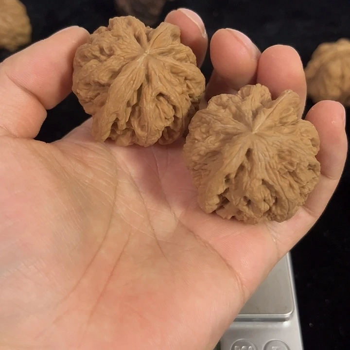 把件文玩核桃43左右微微瑕粗筋，编号0008