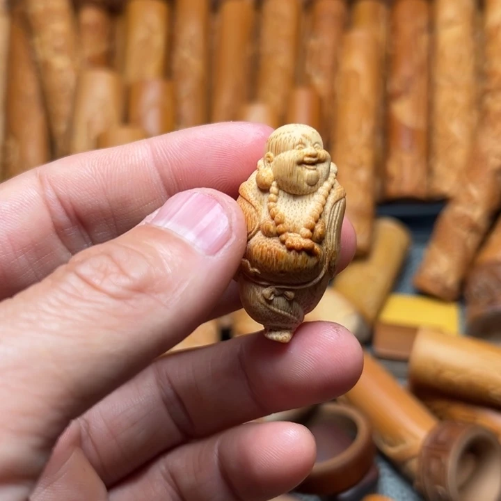 北***哥实心竹雕刻手把件