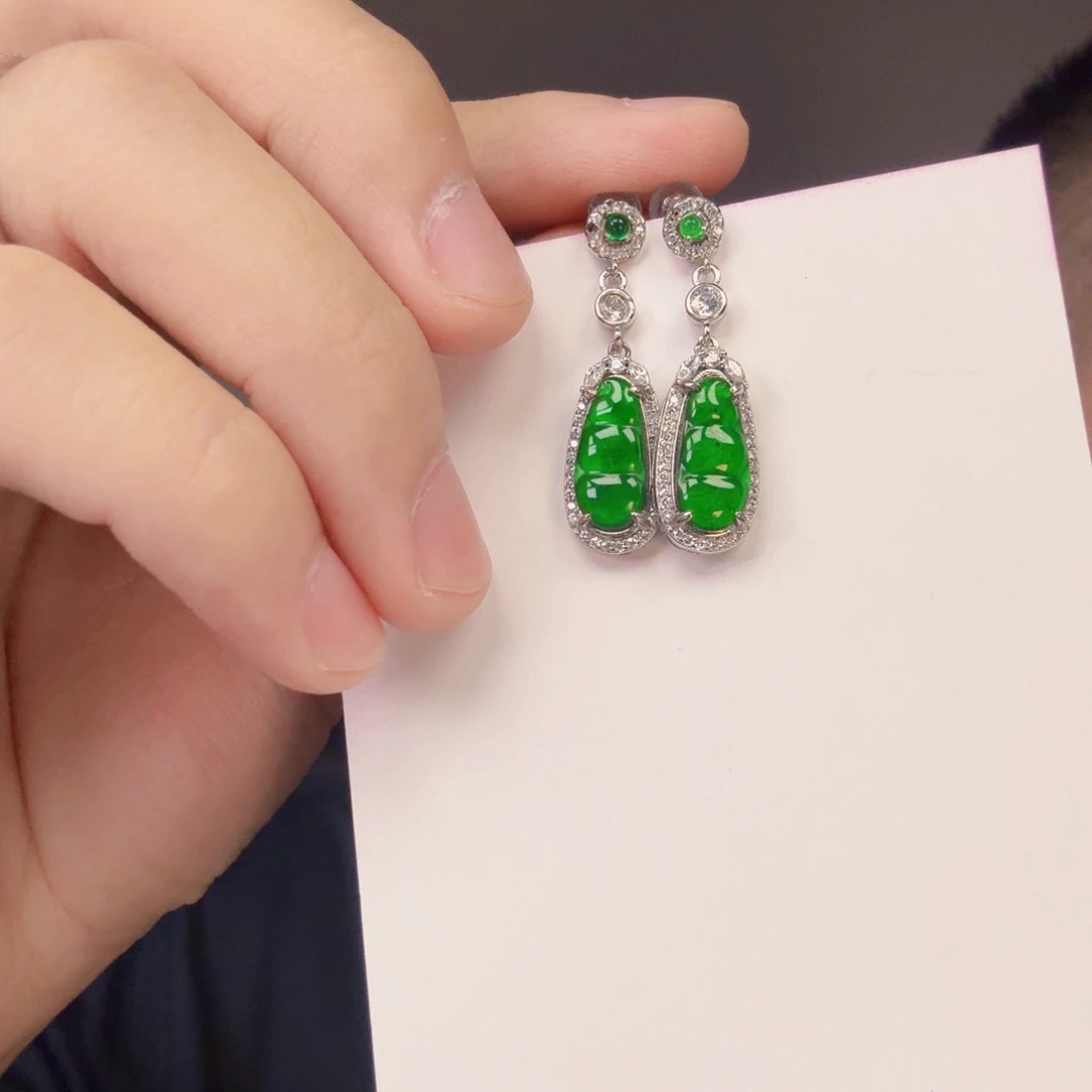 翡翠未镶嵌颈饰一对