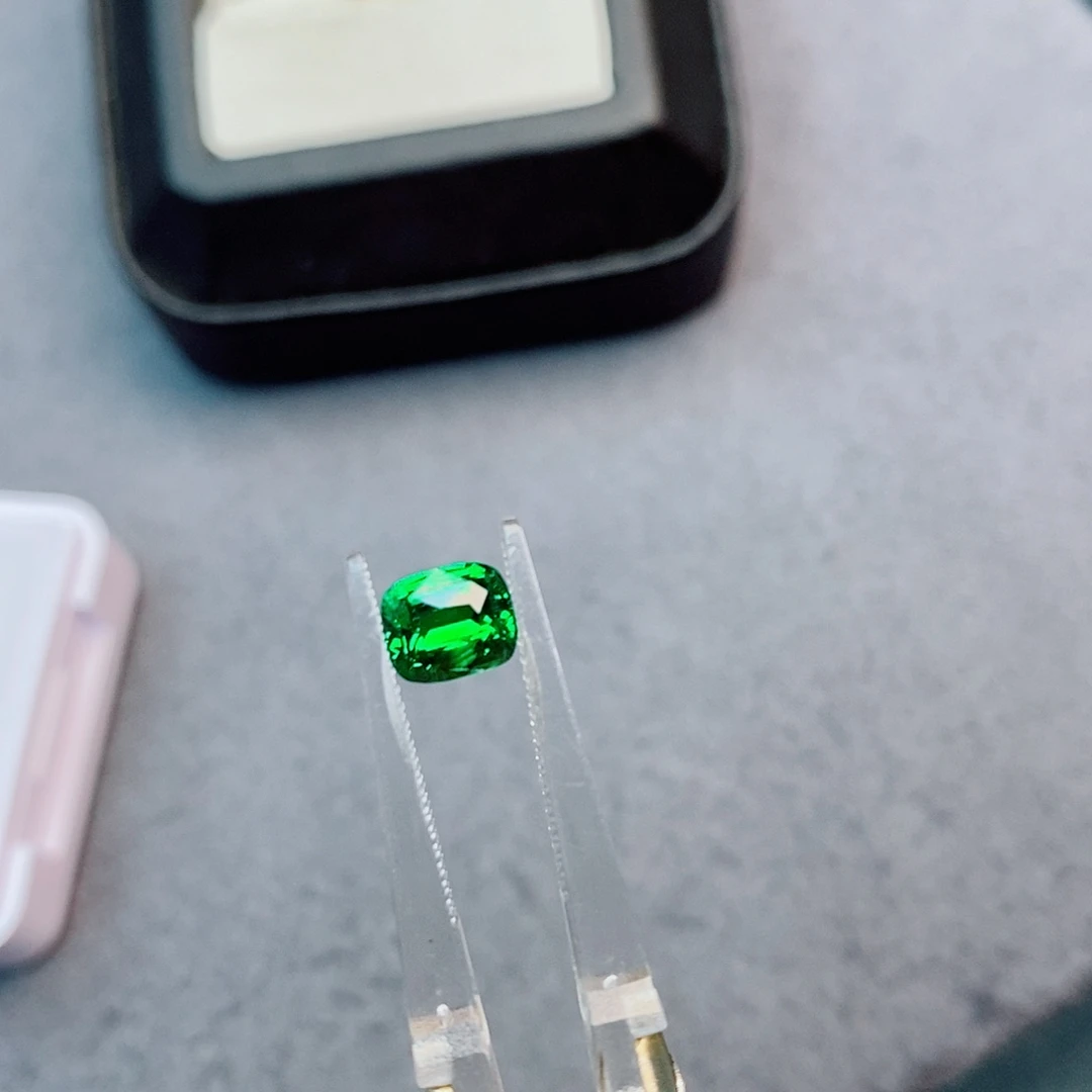 石榴石（沙弗莱）未镶嵌珠宝半成品1.05ct 卡扎尼