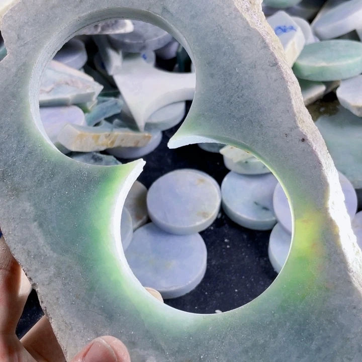 翡翠未镶嵌颈饰翡翠首饰