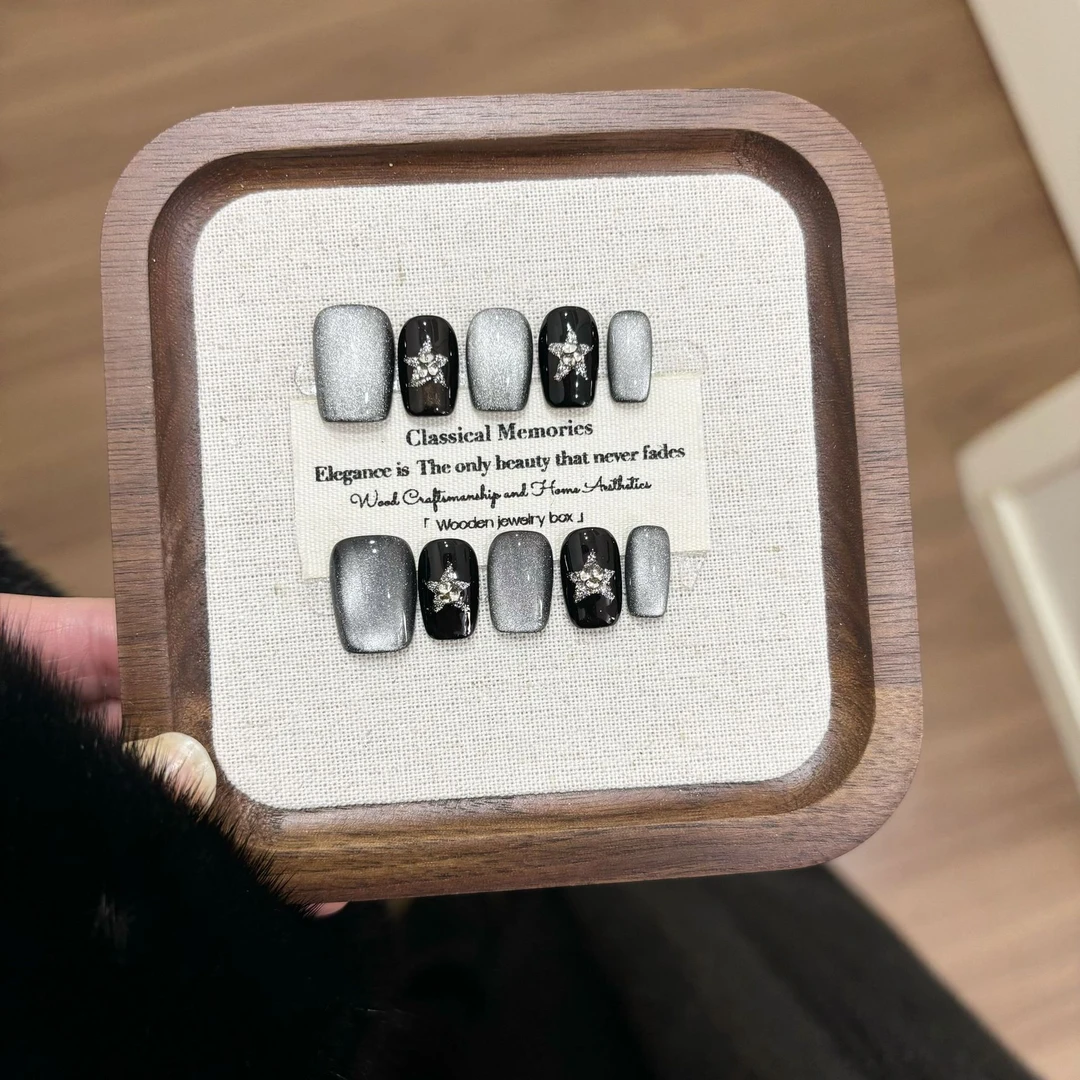 秋冬新款高级感穿戴甲灯泡猫眼美甲爆闪星星假指甲可拆卸纯手工