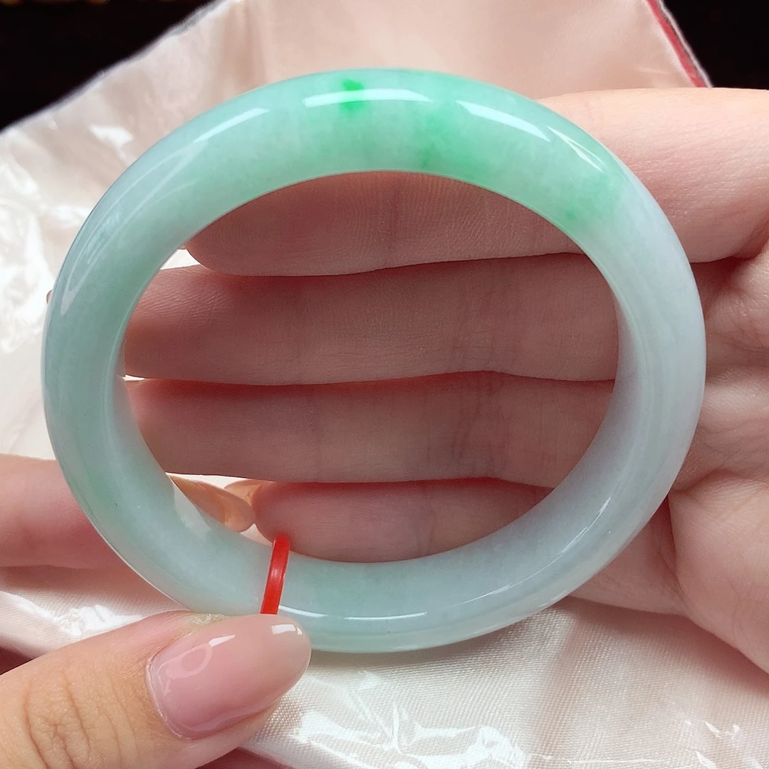 翡翠手镯未镶嵌55圈