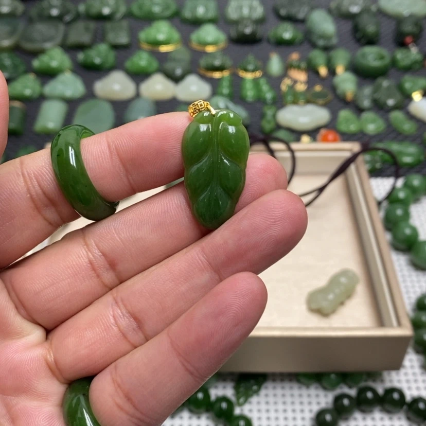 【闪购商品】和田玉（碧玉）颈饰18K金镶嵌哈****塔